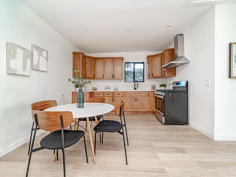 3015 1/2 Hillcrest Dr — Photo 5