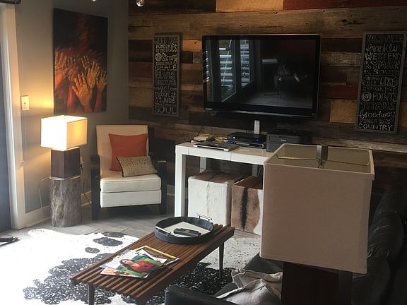 2nd Floor Lounge w/Balcony