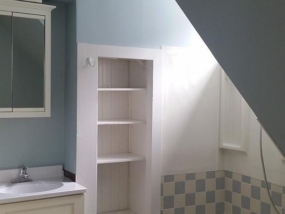 Bathroom w/shower/tub