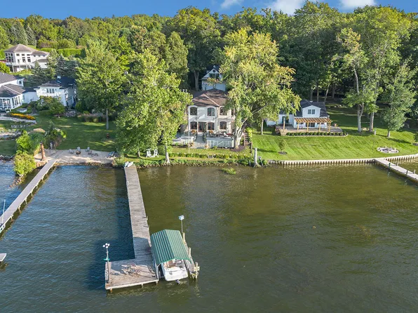 7201 Beechwood Point, Watervliet, MI 49098
