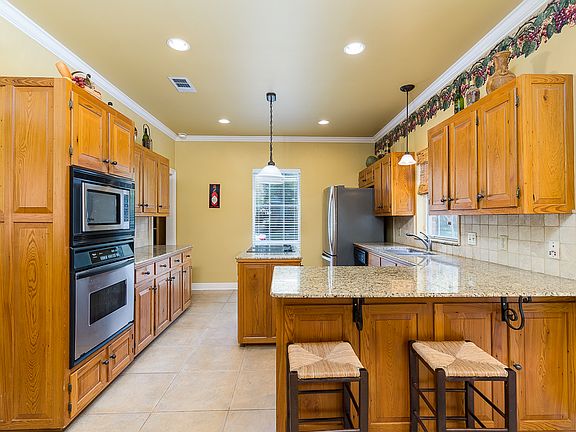 Kitchen w/granite counters
