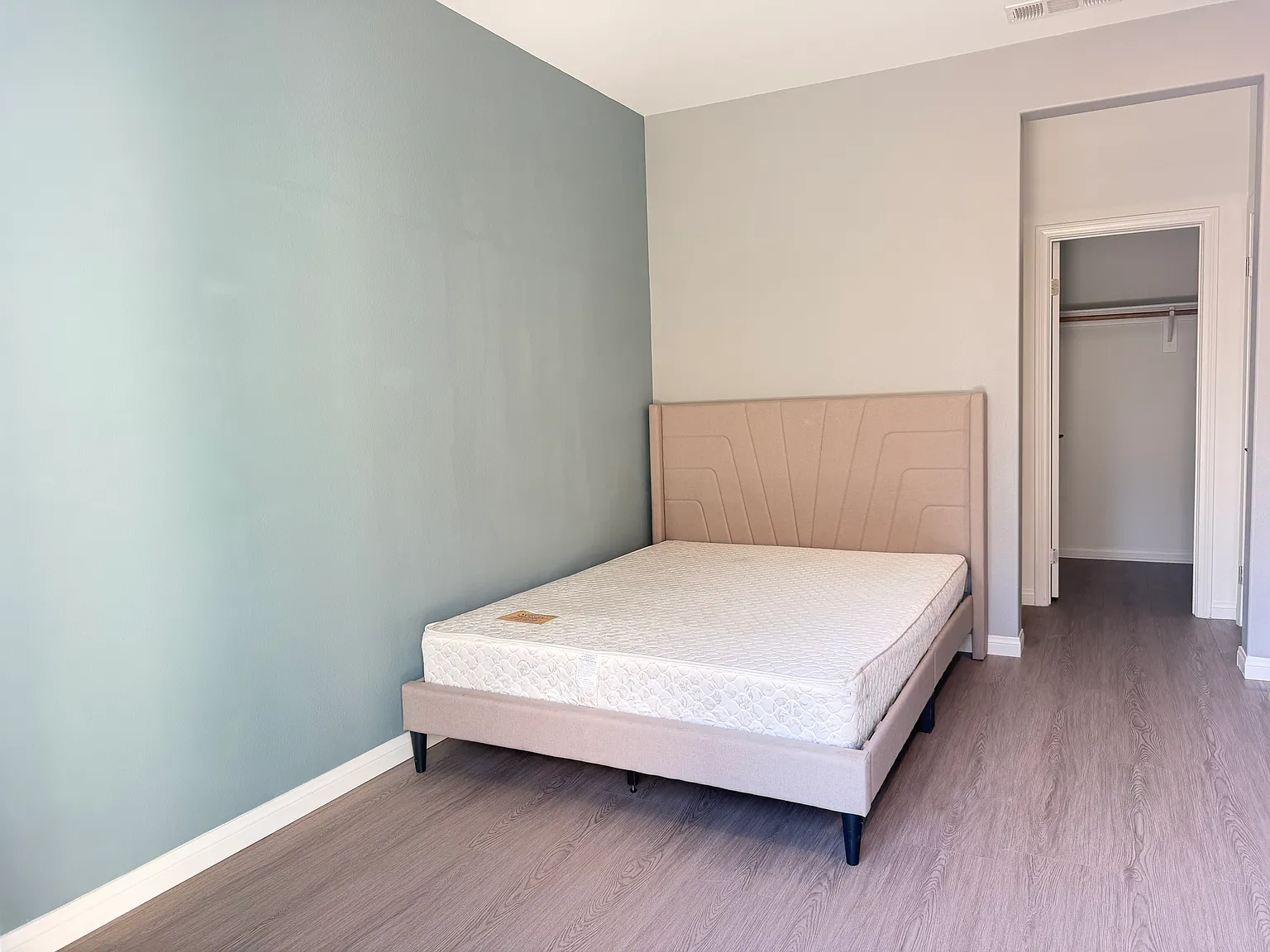 6 bed, 3047 sqft, $1,000 — Photo 4
