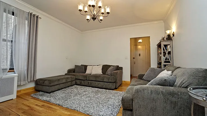 Sold by Bizzarro Agency | media 4