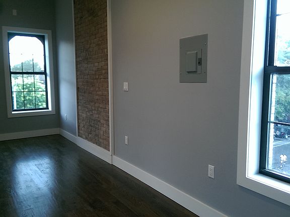 4th image of 419 Throop Ave