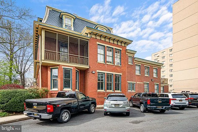 Building Photo - 1211 Delaware Ave #203