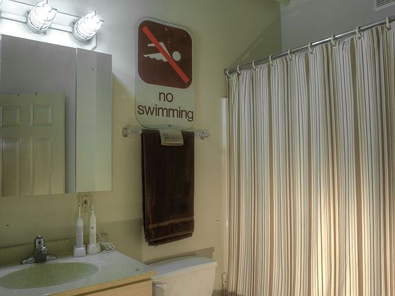 5th image of 3030 E 63rd St APT 307