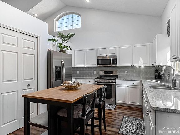 3rd image of 5629 Versailles Ave