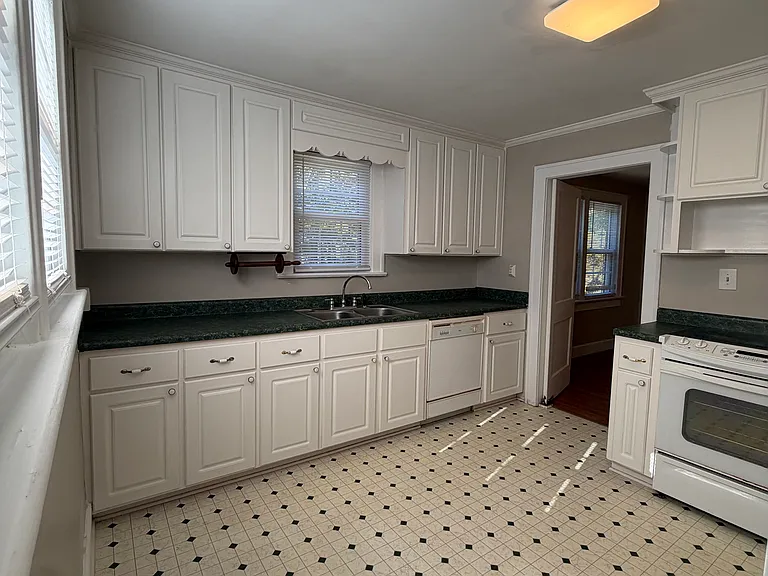 633 Spring Ln — Photo 5