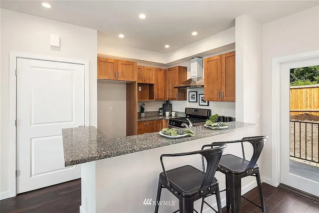 2 bed, 963 sqft, $2,395 — Photo 2