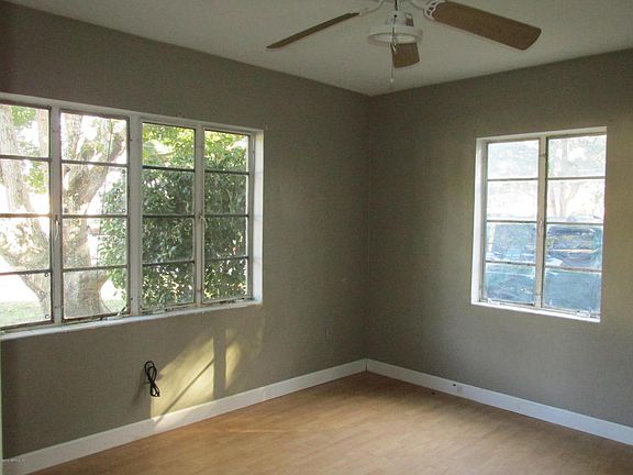 3rd image of 108 E Oak Hill Dr