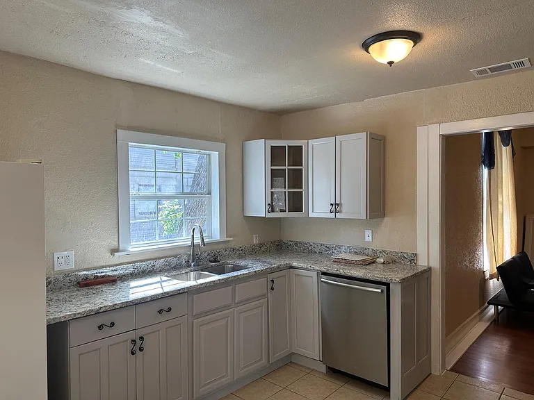 5208 E Side Ave #1 — Photo 6