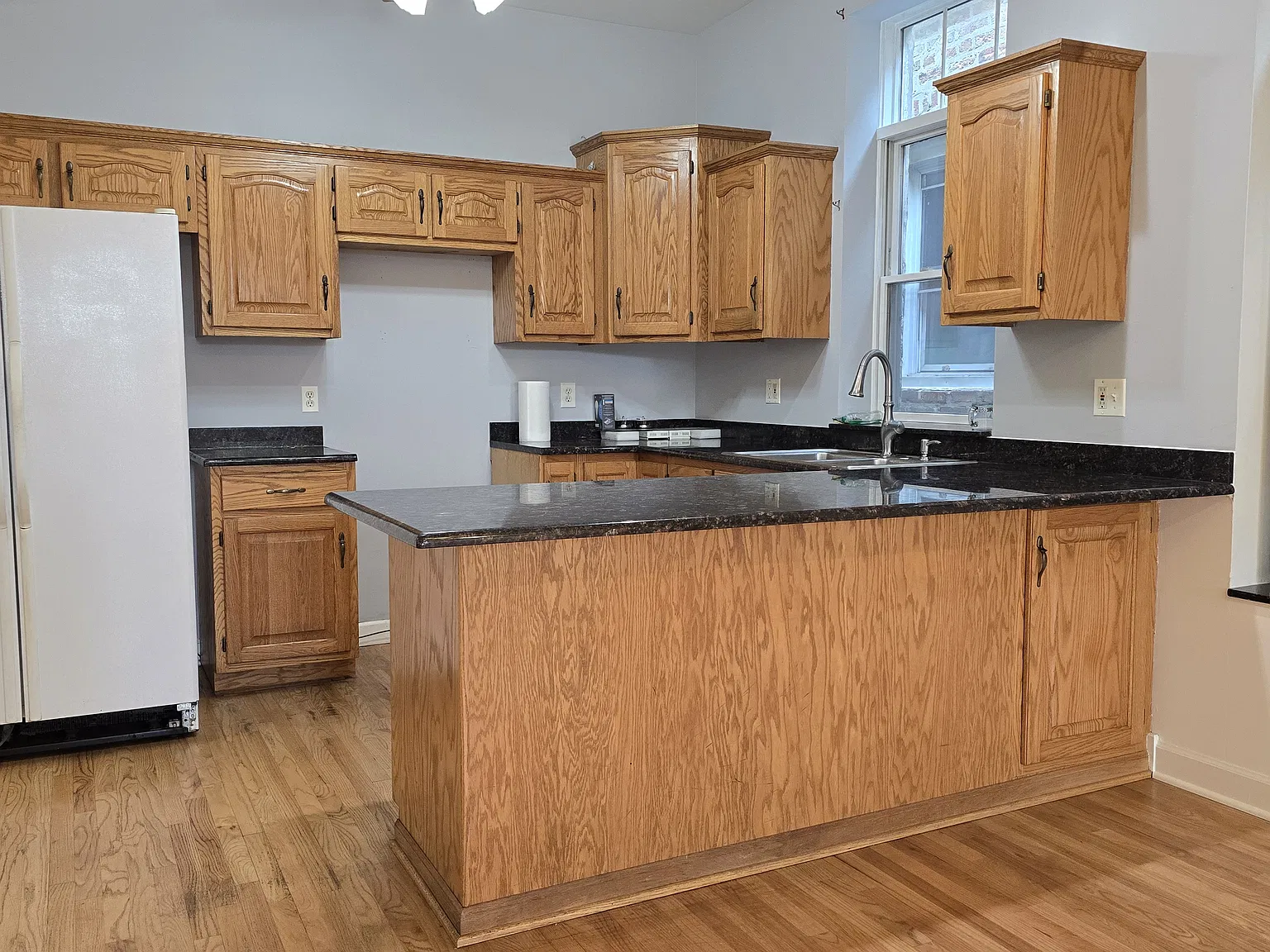 4 bed, 2200 sqft, $3,195 — Photo 3