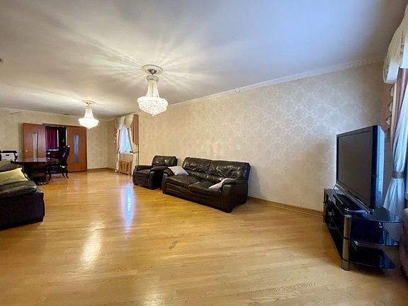 4th image of 139-51 Pershing Cres #Hs