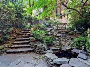 142 W 11th St #1, New York, NY 10011