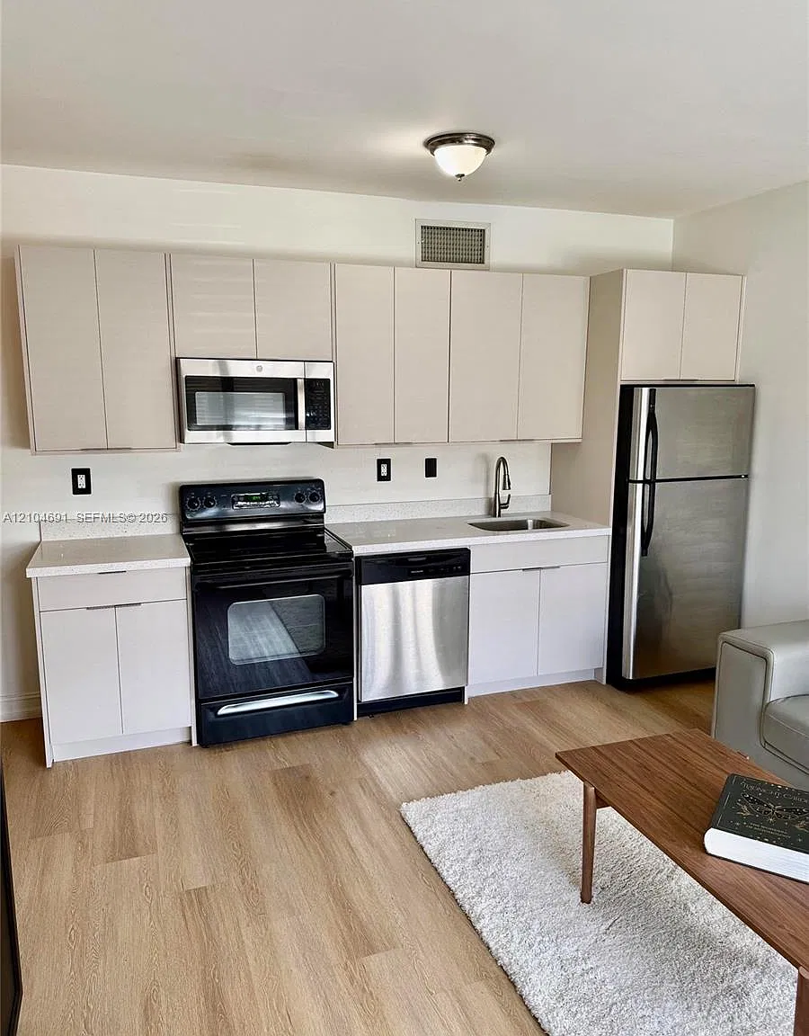 Eleven Condo — Photo 4