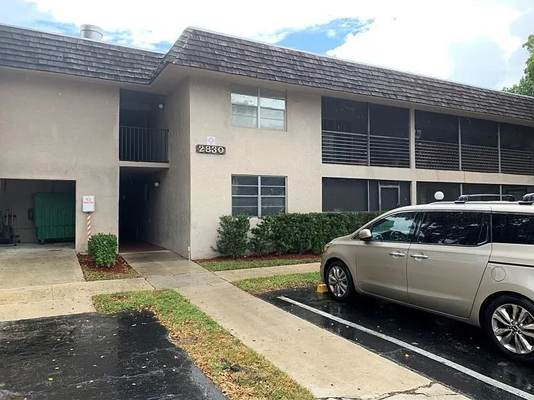 2830 Riverside Dr #102-3 — Photo 2