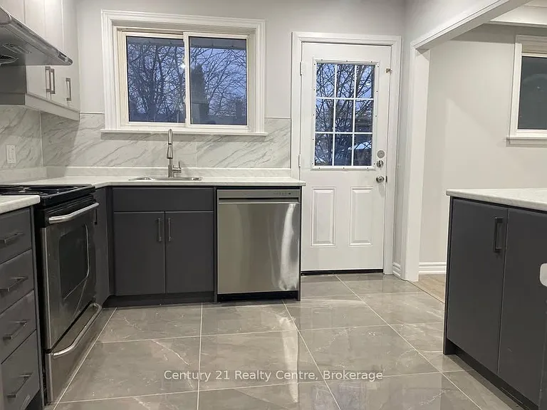19 Athlone Ave #UPPER LVL — Photo 4