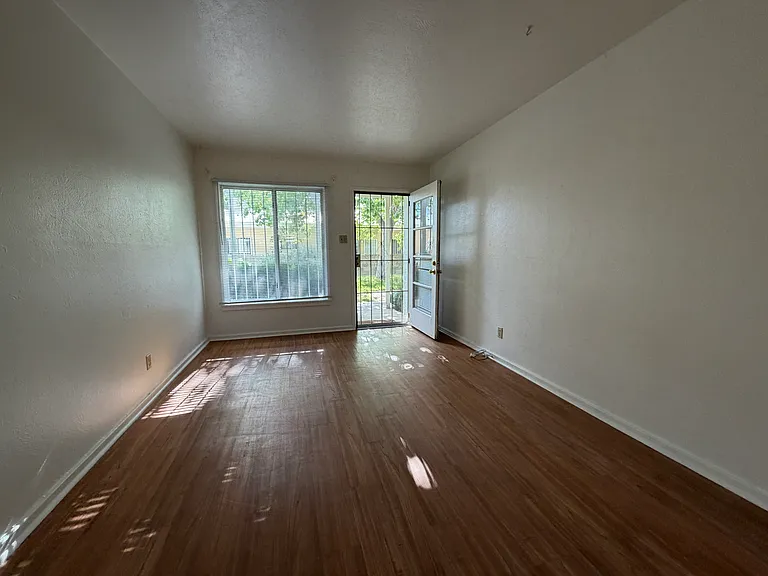 1 Bedroom W/ Large Yard, Storage & Carport In Great North Unm Area — Photo 14