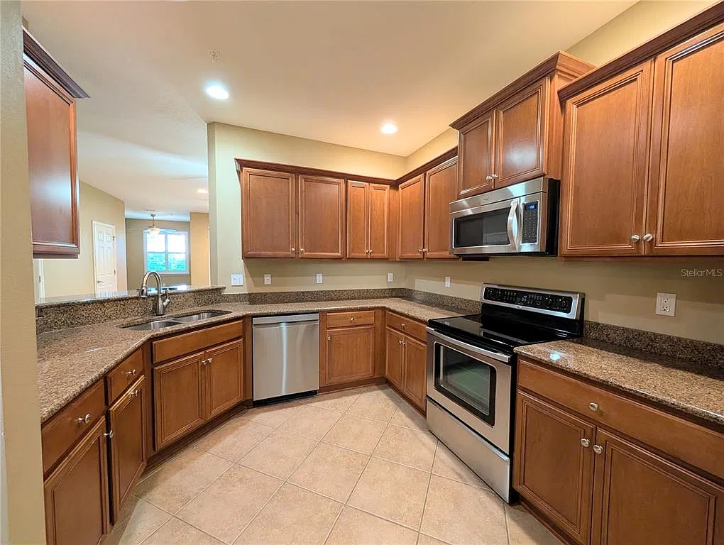 3 bed, 2.5 bath, 1993 sqft, $2,200 — Photo 2