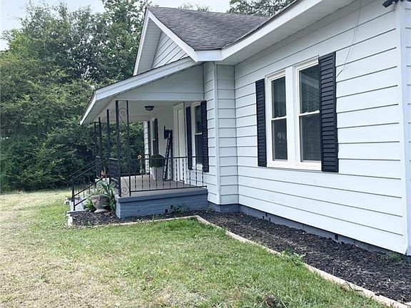 2nd image of 208 Hampton St