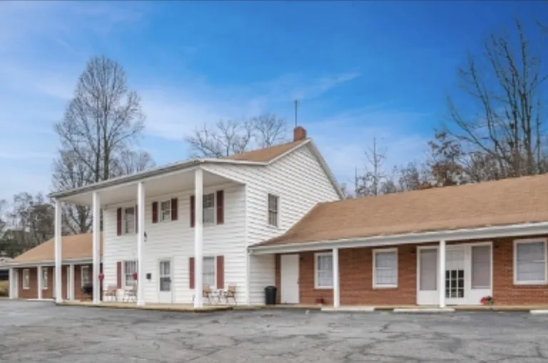 671 E Court St #8 — Photo 1