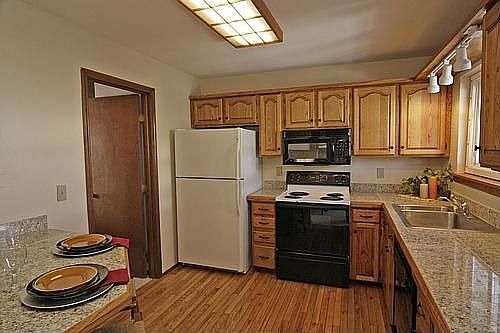 Granite Eat-in Kitchen. All Appliances Stay.