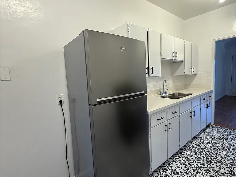 2355 Cove Ave #303 — Photo 5