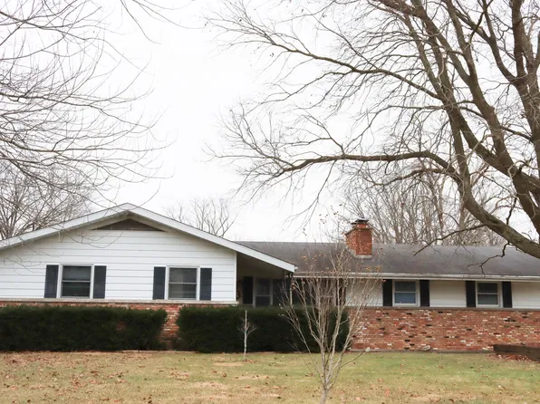 3 S Henson Rd, Villa Grove, IL 61956