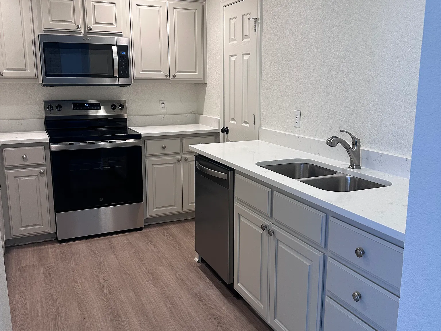 2 bed, 986 sqft, $1,850 — Photo 2