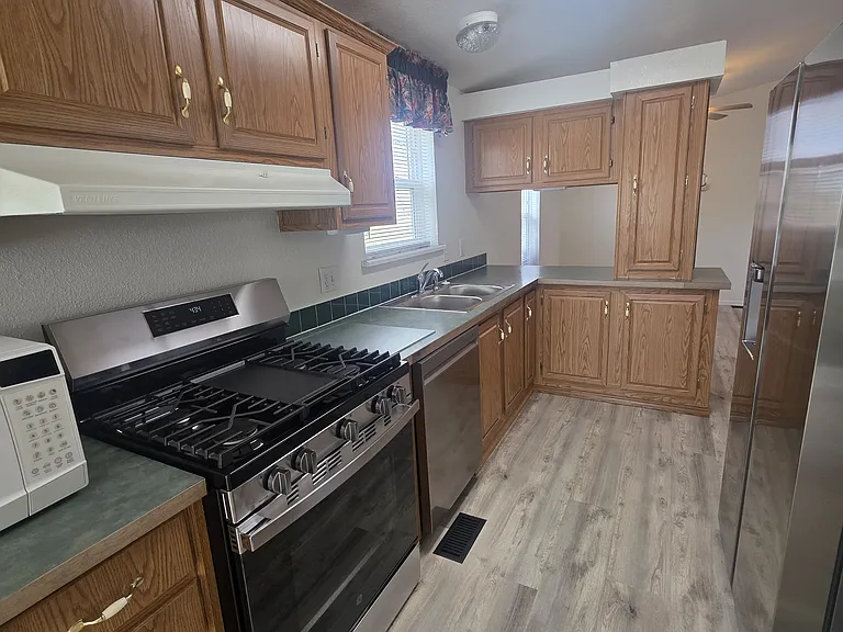 403 S Burlington Ave — Photo 4