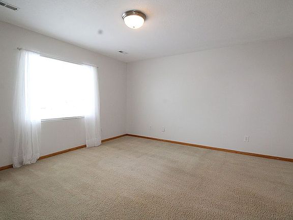 5th image of 725 SE Wood Creek Dr