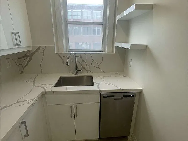 1083 Avenue Rd #4 — Photo 19