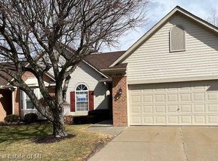 450 Mulberry Dr, Walled Lake, MI 48390