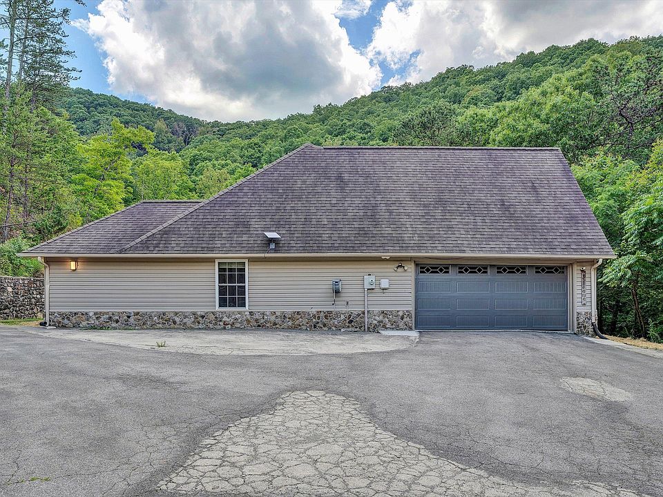 1st image of 3075 Creekside Dr