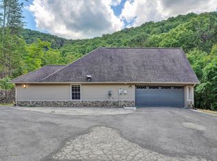 3075 Creekside Dr, Salem, VA 24153