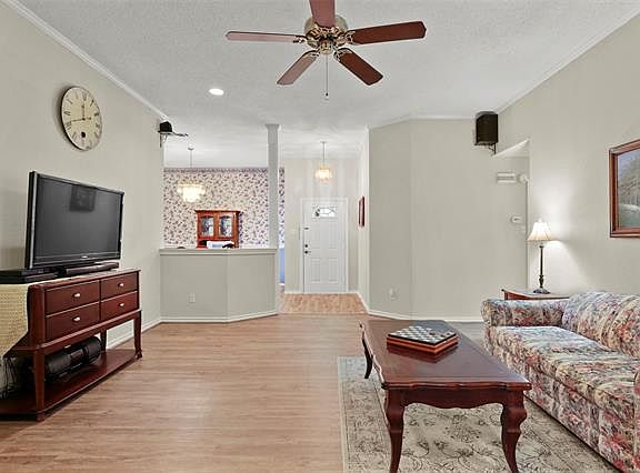 3rd image of 1017 Roundrock Dr