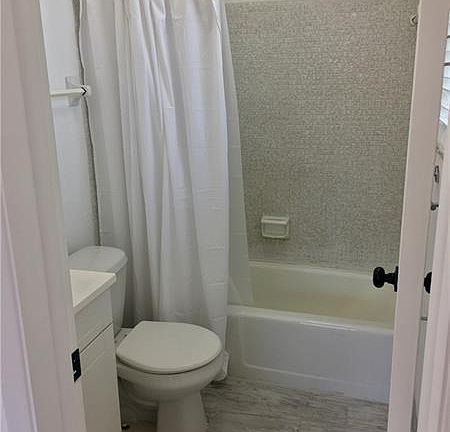 4th image of 825 NE 6th St APT 7