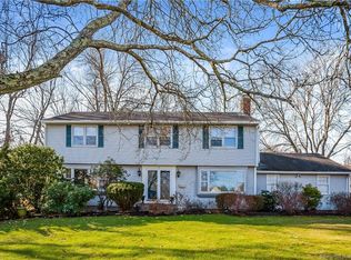 68 Burnwood Dr, Bloomfield, CT 06002