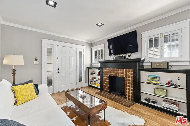 422 S Benton Way — Photo 3
