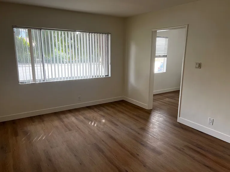 7603 North Hollywood Way — Photo 6