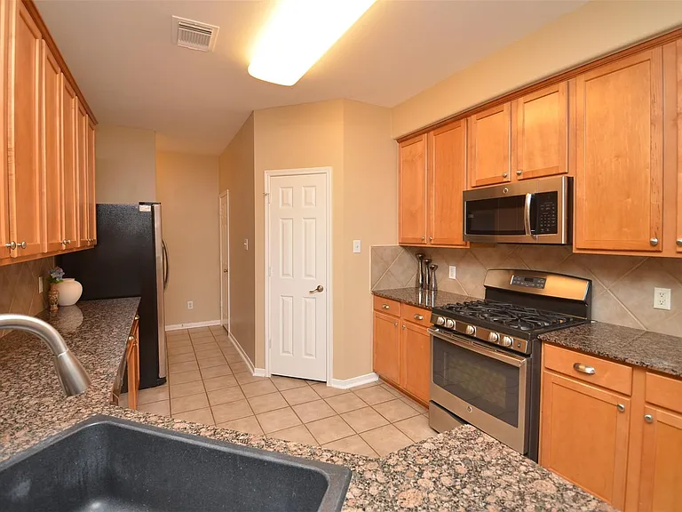 2911 Meadowglen Cv — Photo 9