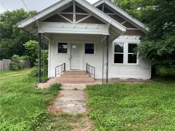311 E Hochheim St, Yoakum, TX 77995