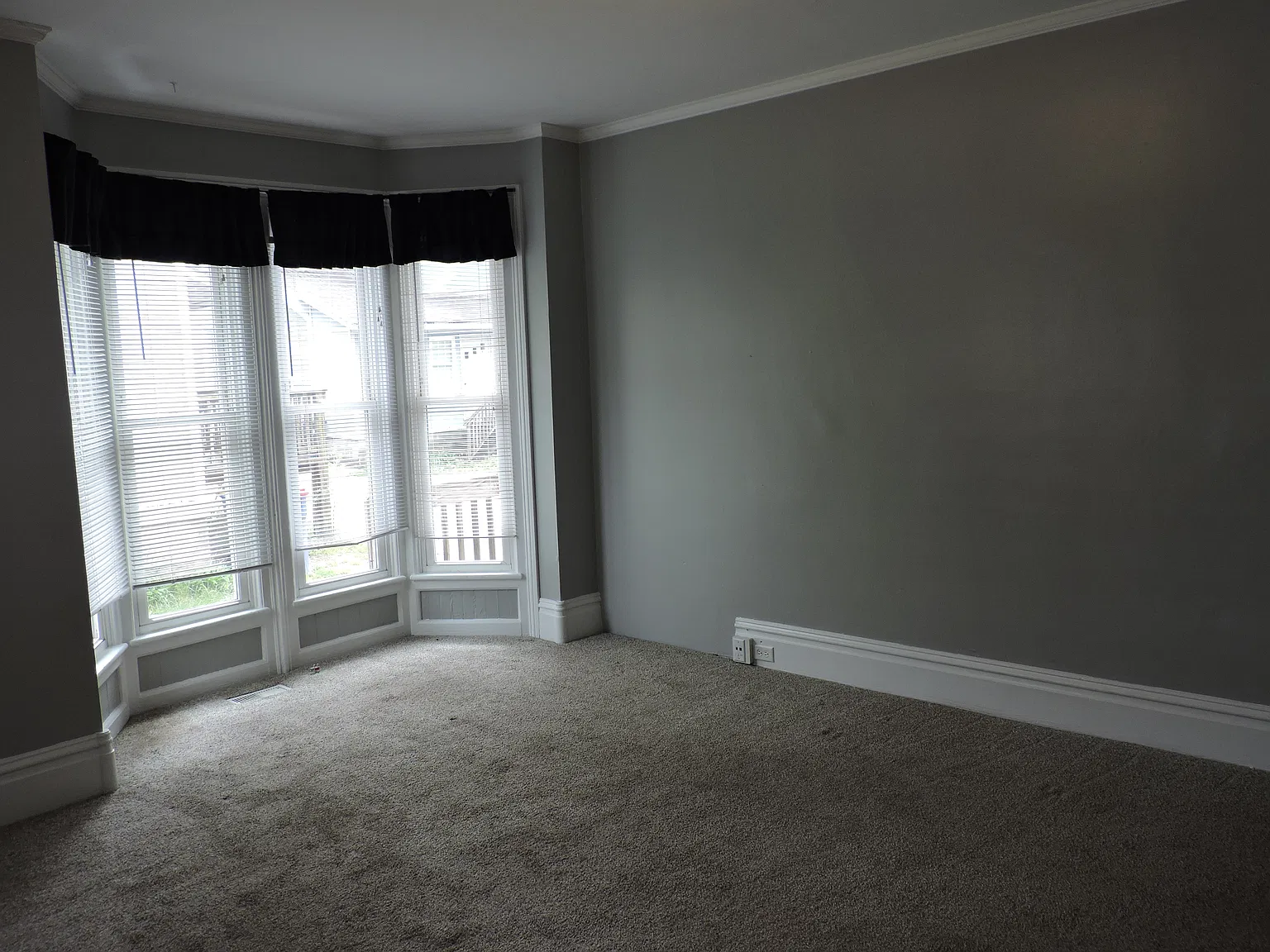 3 bed, 900 sqft, $1,760 — Photo 1