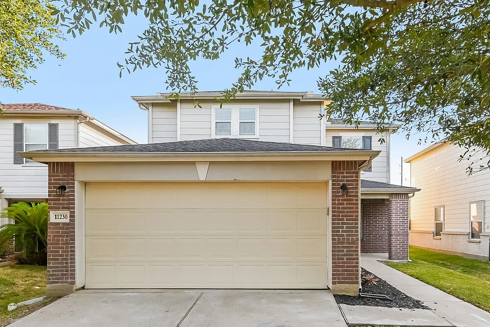 3 bed, 2.5 bath, 2360 sqft, $2,320 — Photo 1