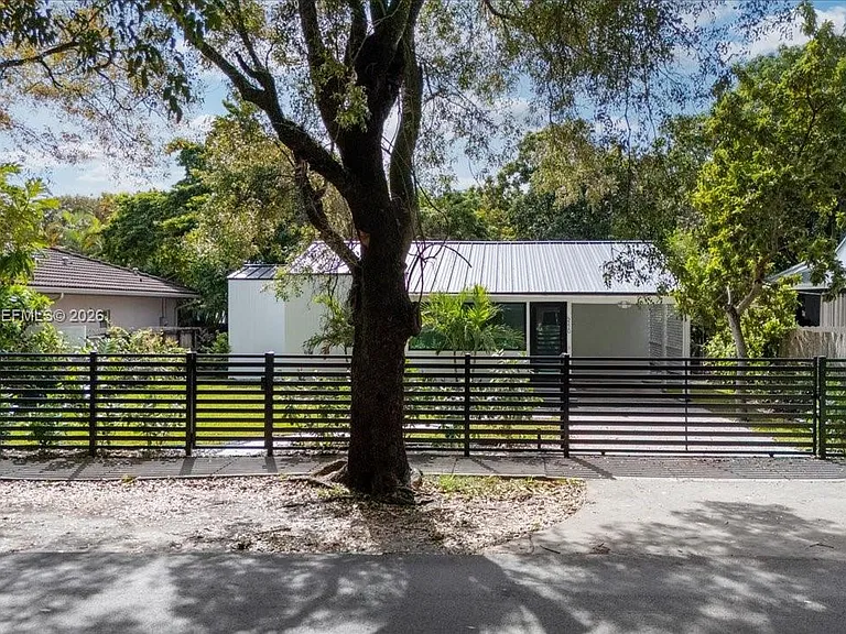 5220 SW 6th St — Photo 3