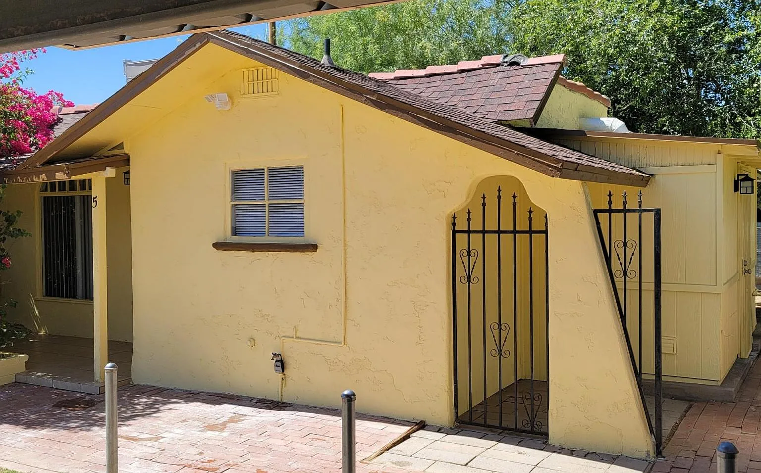 2624 W Orangewood Ave — Photo 2