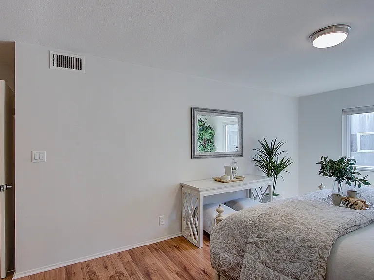 10707 Camarillo St #214 — Photo 20