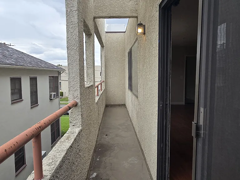 209 W Grand Ave #4 — Photo 7