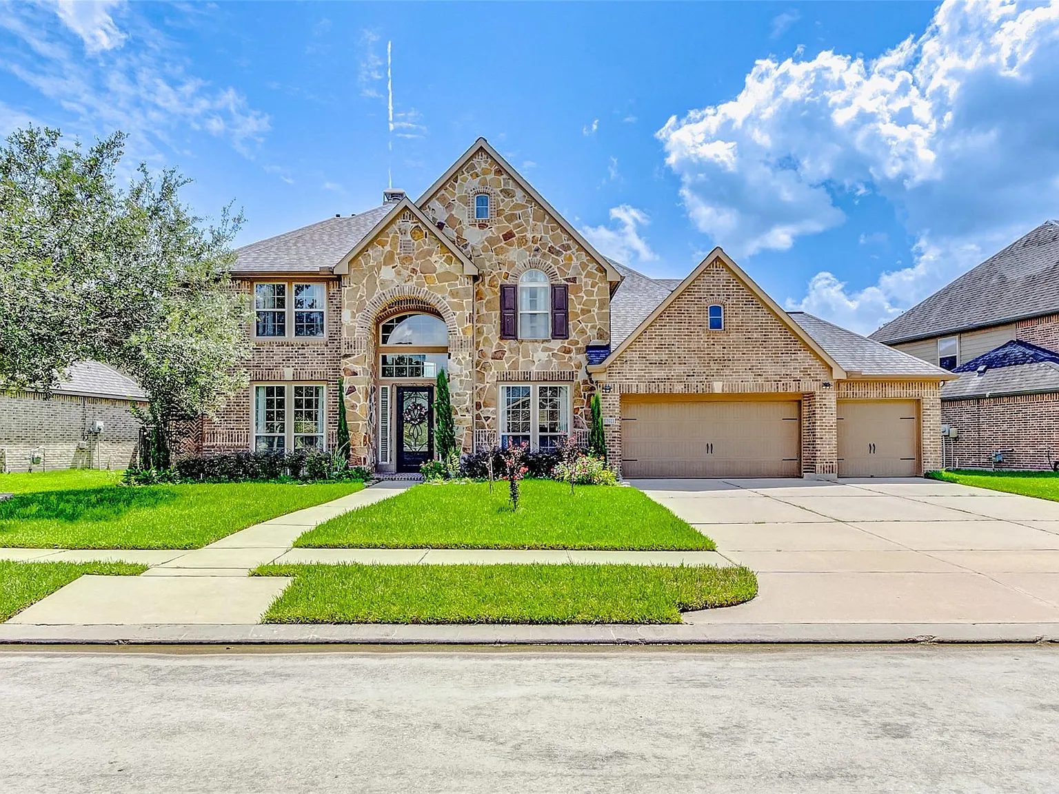 5 bed, 4.5 bath, 4605 sqft, $3,800 — Photo 2