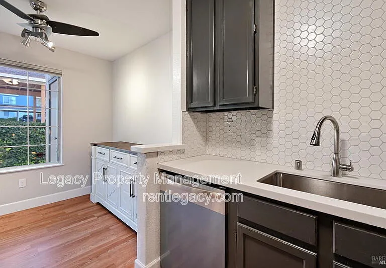 145 Glenwood — Photo 8